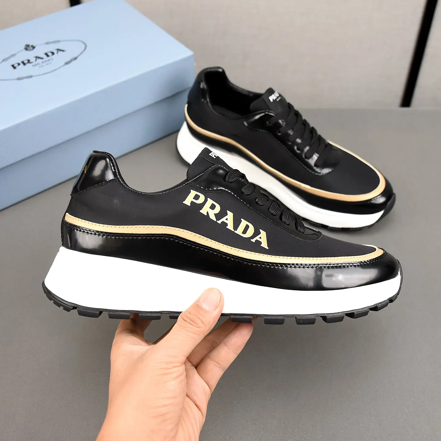 PP420👟👟👟Prada/Prada Prax men's series casual sports shoes Prax sports shoes combine style and comfort, with a unique sports design defined by exquisite materials and details. Fashionable, casual and versatile, it is decorated with an enameled triangle logo on the outside, a Prada Milano printed logo on the tongue, and a 2.5cm lightweight two-tone rubber sole for a comfortable wearing experience! Size: 38-39-40-41-42-43-44 standard leather shoe size